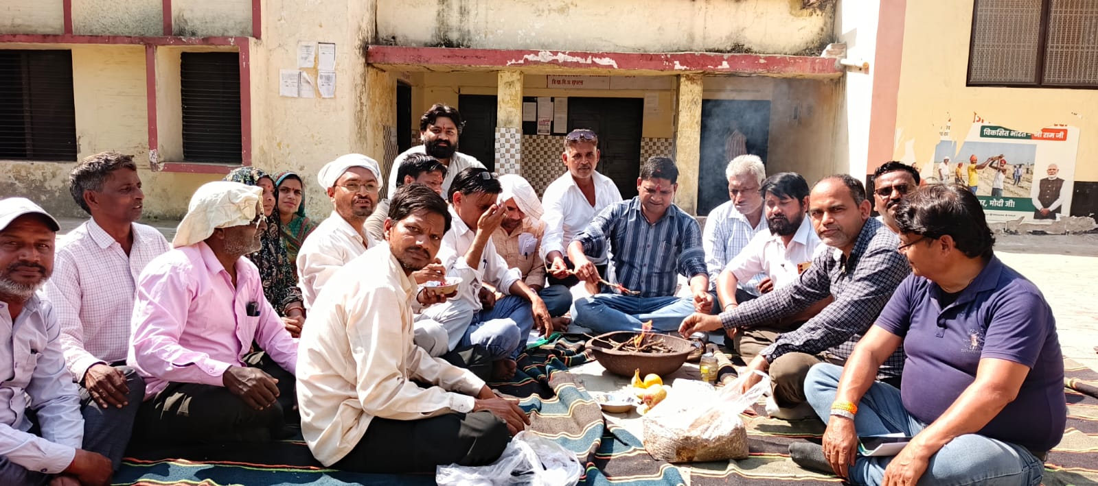 सासनी : मनरेगा कर्मचारियों ने लम्बित मानदेय न मिलने पर किया बुद्धि-शुद्धि यज्ञ