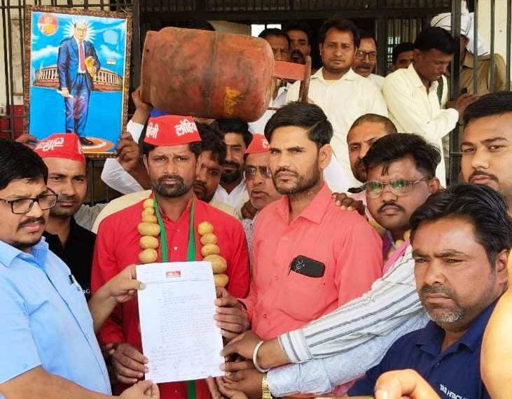 जनहित के मुद्दों को लेकर सादाबाद में सपा कार्यकर्ताओं ने एसडीएम को सौंपा ज्ञापन