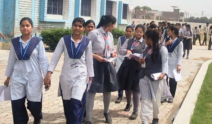 सीबीएसई परीक्षा के दौरान केंद्रों पर सुरक्षा के पुख्ता इंतजाम, इंटर के छात्रों ने अंग्रेजी की परीक्षा दी