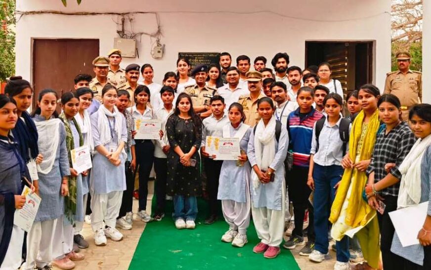 हाथरस में SPEL-3.0 कार्यक्रम का हुआ समापन, पुलिस अधीक्षक ने छात्र-छात्राओं को किया सम्मानित, युवा वर्ग को पुलिसिंग की दी गई व्यावहारिक जानकारी