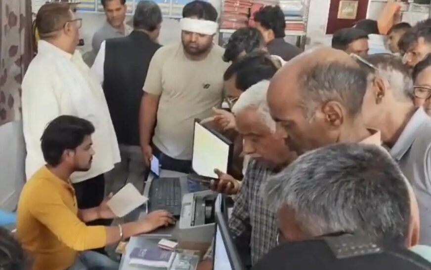 गैस बुकिंग से पहले करानी पड़ रही केवाईसी, सिलेंडर बुकिंग को लेकर एजेंसी कर्मियों और उपभोक्ताओं के बीच नोंकझोंक