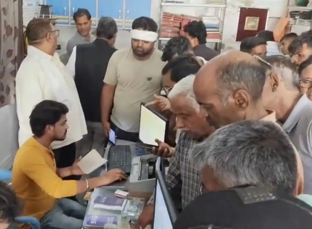 गैस बुकिंग से पहले करानी पड़ रही केवाईसी, सिलेंडर बुकिंग को लेकर एजेंसी कर्मियों और उपभोक्ताओं के बीच नोंकझोंक