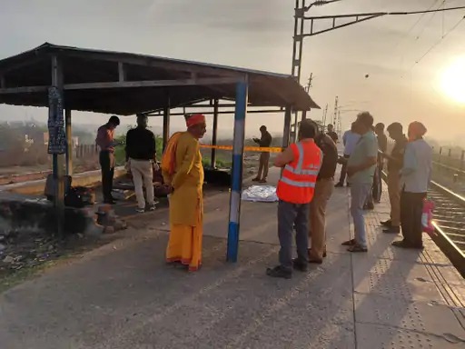 हाथरस रोड रेलवे स्टेशन पर जले हुए साधु का शव मिलने से सनसनी, जांच में जुटी पुलिस