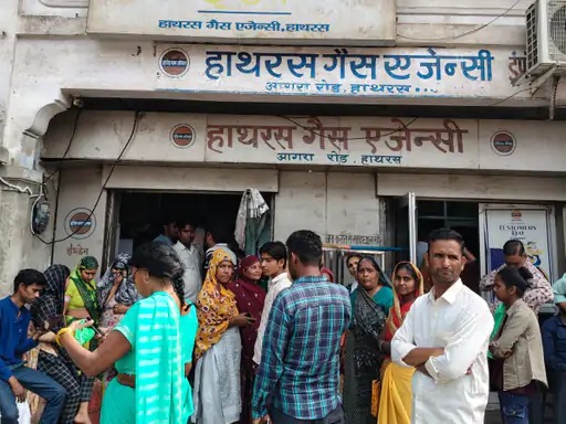 गैस सिलेंडर की किल्लत से उपभोक्ता परेशान, एजेंसियों पर लगी भीड़