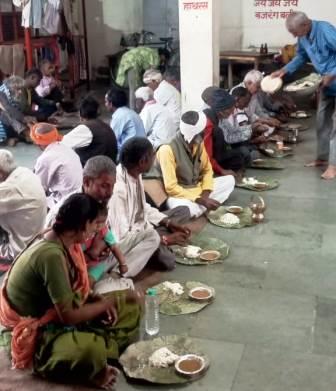 परमार्थ सेवा समिति की निशुल्क भोजन सेवा पर गैस संकट की मार, गैस एजेंसी ने मार्च में सिलेंडर देने से किया इंकार, प्रशासन से मदद की अपील