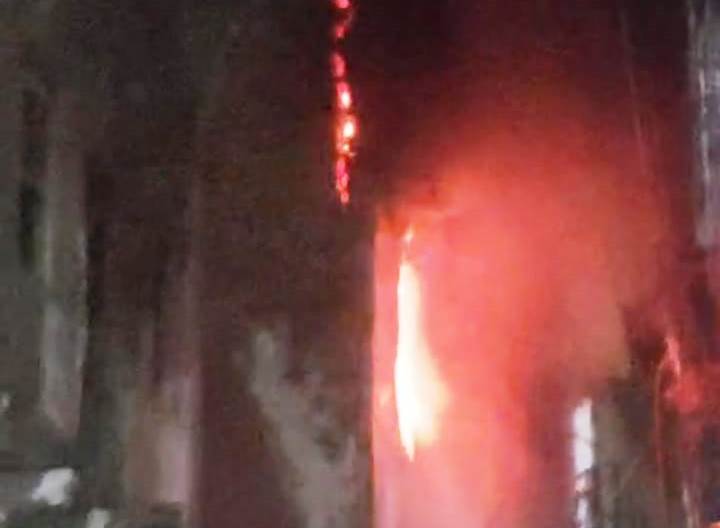 शार्ट सर्किट से तीन मंजिला मकान में लगी भीषण आग, लाखों का सामान जलकर राख, दमकल ने पाया आग पर काबू