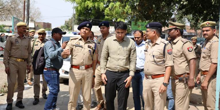 हाथरस में 1659 अभ्यर्थियों ने छोड़ी उत्तर प्रदेश सब-इंस्पेक्टर भर्ती परीक्षा, 13 केंद्रों पर कड़ी सुरक्षा के बीच दो पालियों में हुआ एग्जाम, डीएम-एसपी ने केंद्रों पर पहुंचकर परखीं व्यवस्थाएं