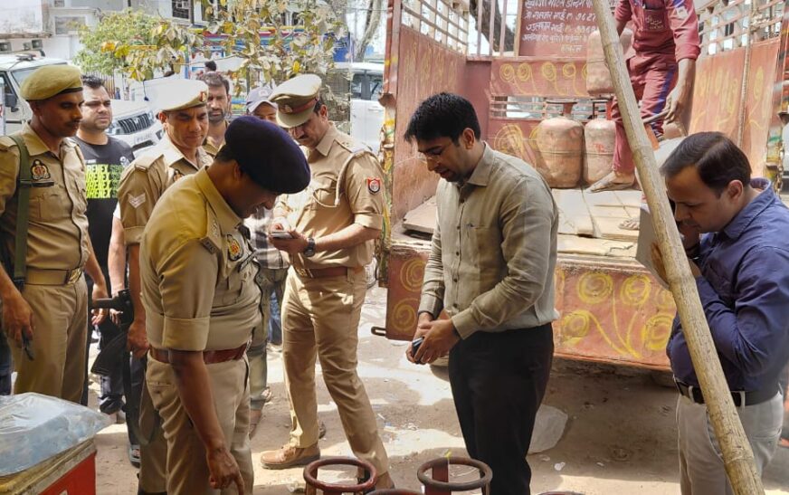 DM और SP ने गैस एजेंसी पर मारा छापा, खुद मशीन पर तौले सिलेंडर, जिलाधिकारी बोले – वितरण में पारदर्शिता बरतें संचालक