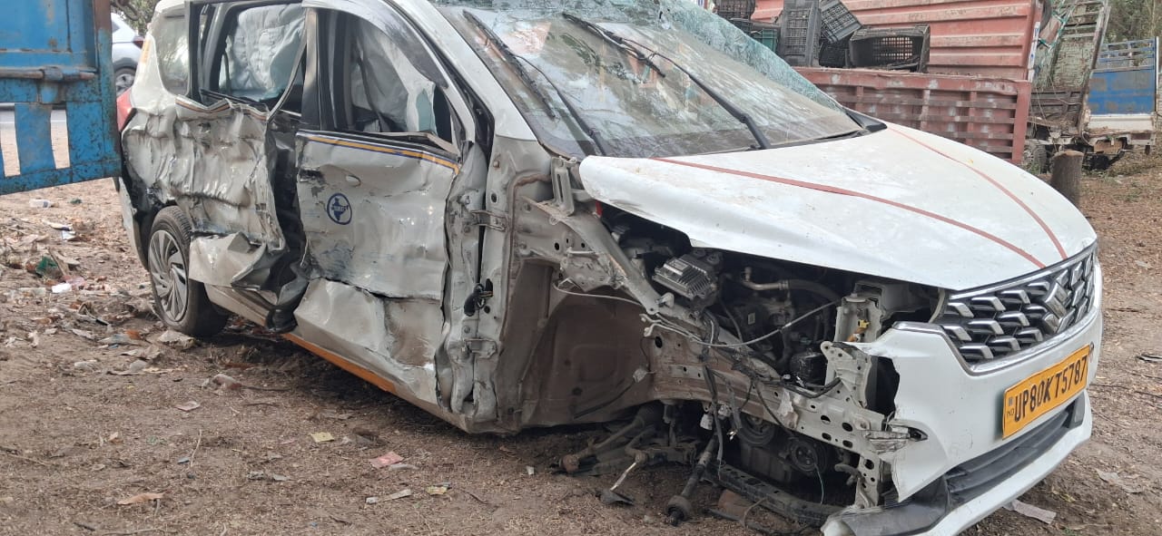 आगरा-अलीगढ़ हाइवे पर कार और ट्रैक्टर-ट्रॉली की जोरदार भिड़ंत, एयरबैग ने बचाई तीन जानें, आलू खाली कर लौट रहा था ट्रैक्टर