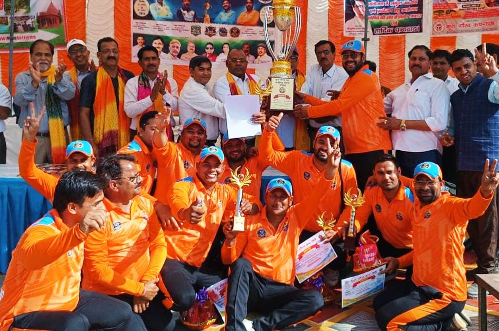 हाथरस ने जीता गुरु गौरव कप, अंतिम ओवर में हुई रोमांचक जीत, अलीगढ़ स्कॉलर्स को हराकर हाथरस एलाइट बनी मंडलीय चैंपियन, क्रिकेट प्रतियोगिता में चार जिलों की टीमों ने लिया हिस्सा