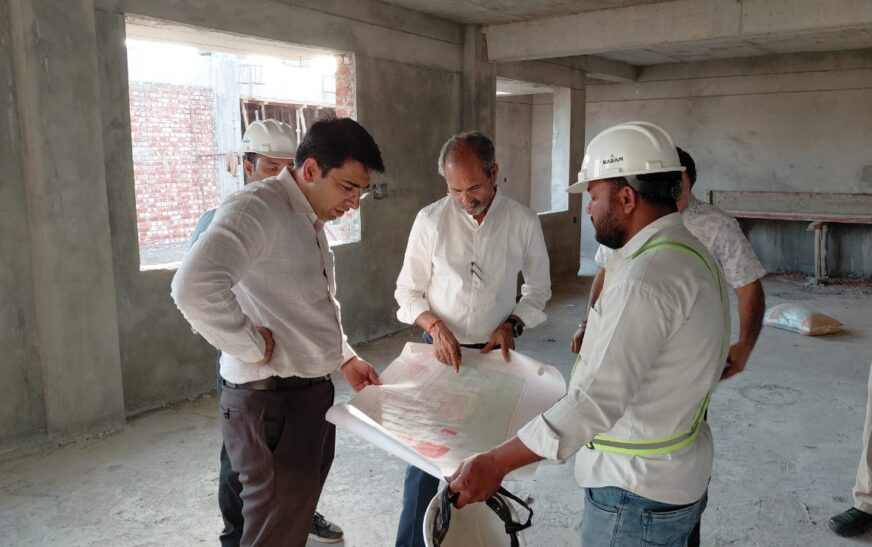 निर्माणाधीन सीएम मॉडल स्कूल का जिलाधिकारी ने किया औचक निरीक्षण, सरकारी जमीन पर अवैध कब्जे के प्रयास पर डीएम सख्त, पैमाइश के लिए भेजी तहसील टीम