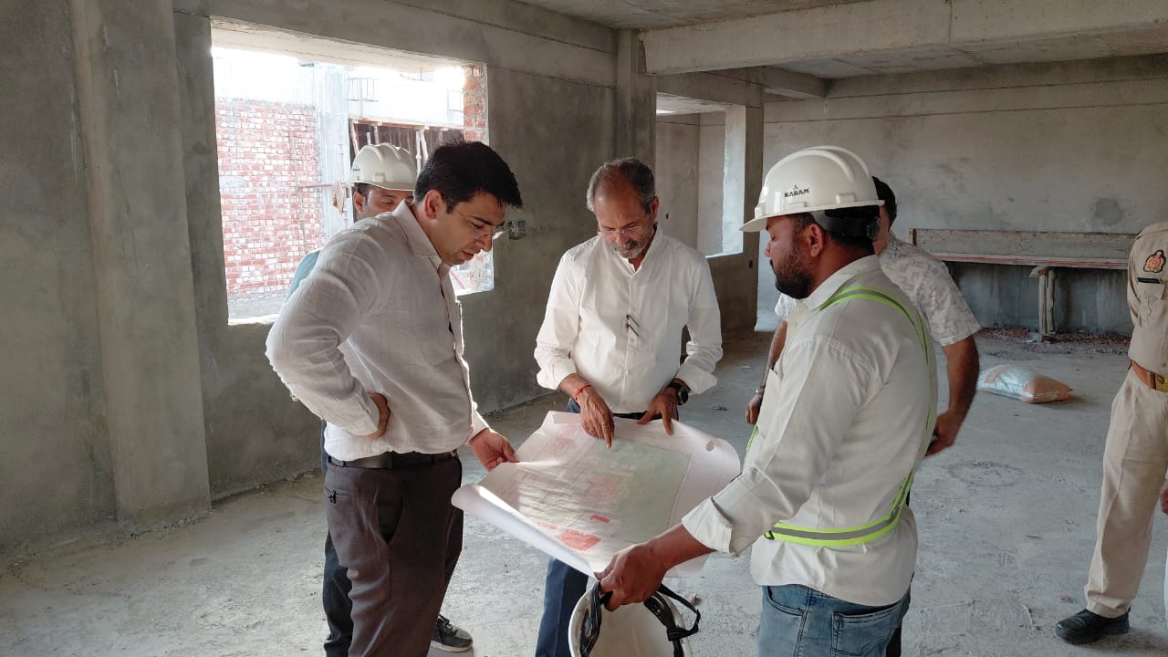 निर्माणाधीन सीएम मॉडल स्कूल का जिलाधिकारी ने किया औचक निरीक्षण, सरकारी जमीन पर अवैध कब्जे के प्रयास पर डीएम सख्त, पैमाइश के लिए भेजी तहसील टीम