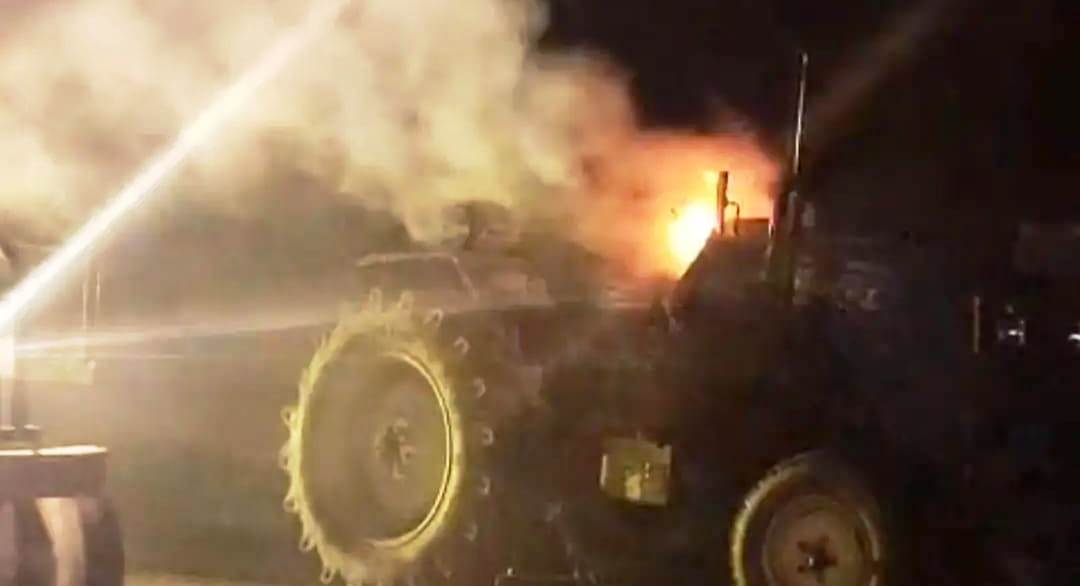 सादाबाद : आलू लदे ट्रैक्टर-ट्राली में लगी आग, चालक ने ट्रैक्टर से कूंदकर बचाई जान, आगरा आलू ले जा रहा था ट्रैक्टर