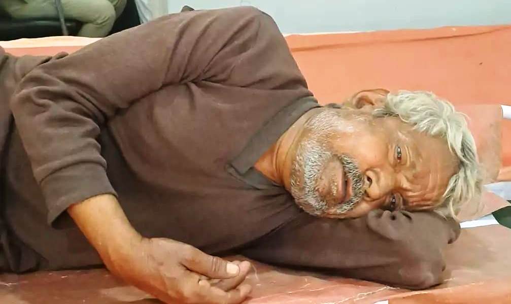 बंदर के हमले में छत से गिरकर वृद्ध घायल, सादाबाद क्षेत्र के गांव बिसाना की घटना, सीएचसी में दिया गया उपचार