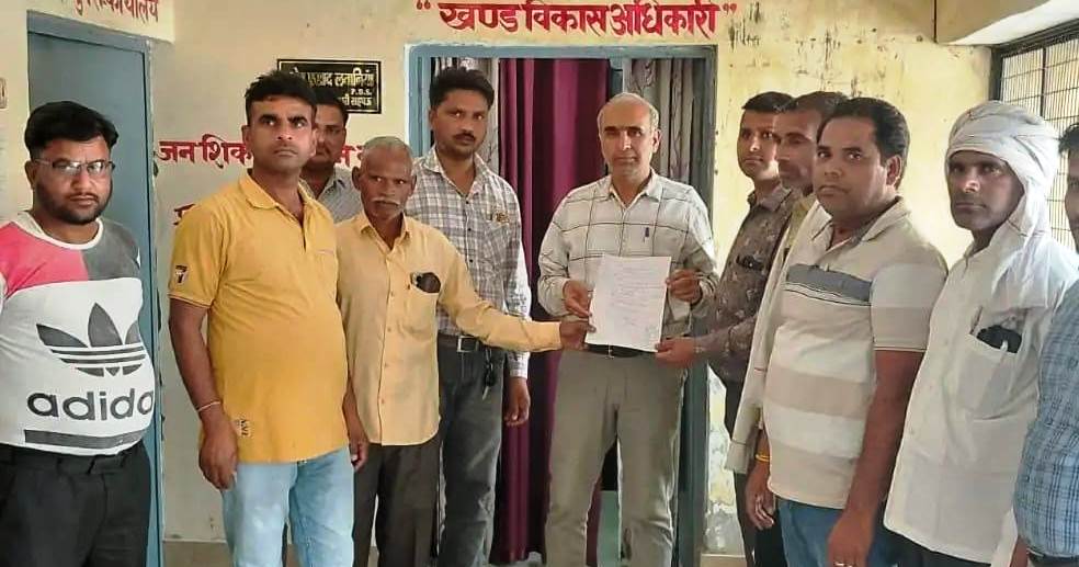 साल बीत गया, रोजगार सेवकों को नहीं मिला मानदेय, ब्लॉक सहपऊ के रोजगार सेवकों ने खंड विकास अधिकारी को सौंपा ज्ञापन