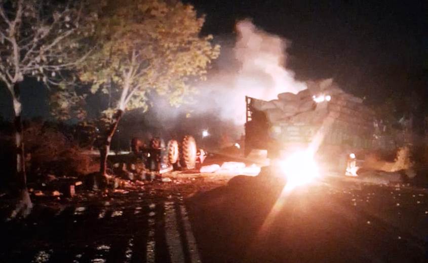 ट्रैक्टरों की टक्कर के बाद भड़के ग्रामीण, एक ट्रैक्टर में लगाई आग, जांच में जुटी पुलिस टीम