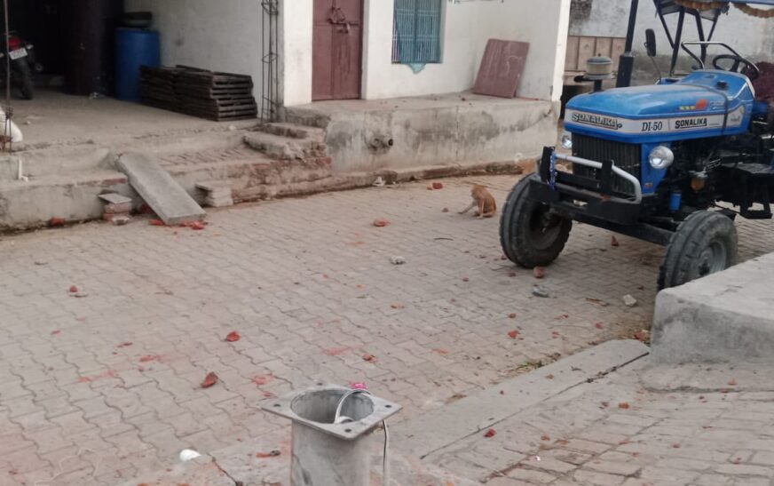 ट्रांसफार्मर पर तार डालने को लेकर दो पक्षों में मारपीट और पथराव, बिजली विभाग के संविदा कर्मी द्वारा वीडियो बनाने पर भड़के ग्रामीण