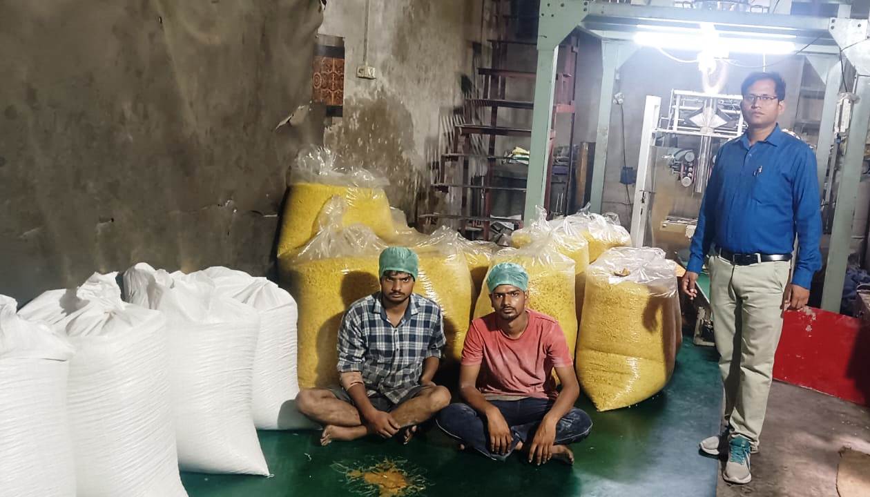 त्योहारों पर मिलावटखोरों के खिलाफ कड़ा एक्शन, सिकंदराराऊ में नमकीन फैक्ट्रियों पर छापा, कई ब्रांडेड वस्तुओं के नमूने लिए