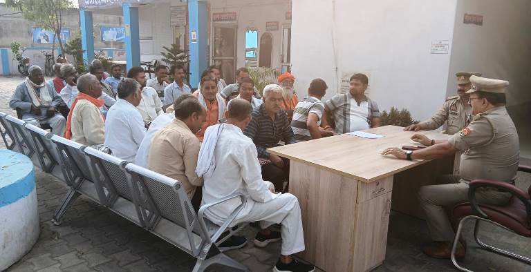 आगामी त्योहारों को लेकर हुई पीस कमेटी की बैठक, ईद की नमाज़ मस्जिद और ईदगाह में ही होगी, सड़क पर नमाज़ पढ़ने पर रोक