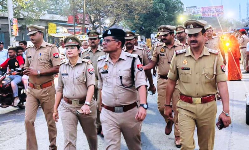 परशुराम शोभायात्रा और ईद के मद्देनजर हाथरस पुलिस अलर्ट, एएसपी ने पैदल गस्त कर सुरक्षा व्यवस्था ला जायजा लिया