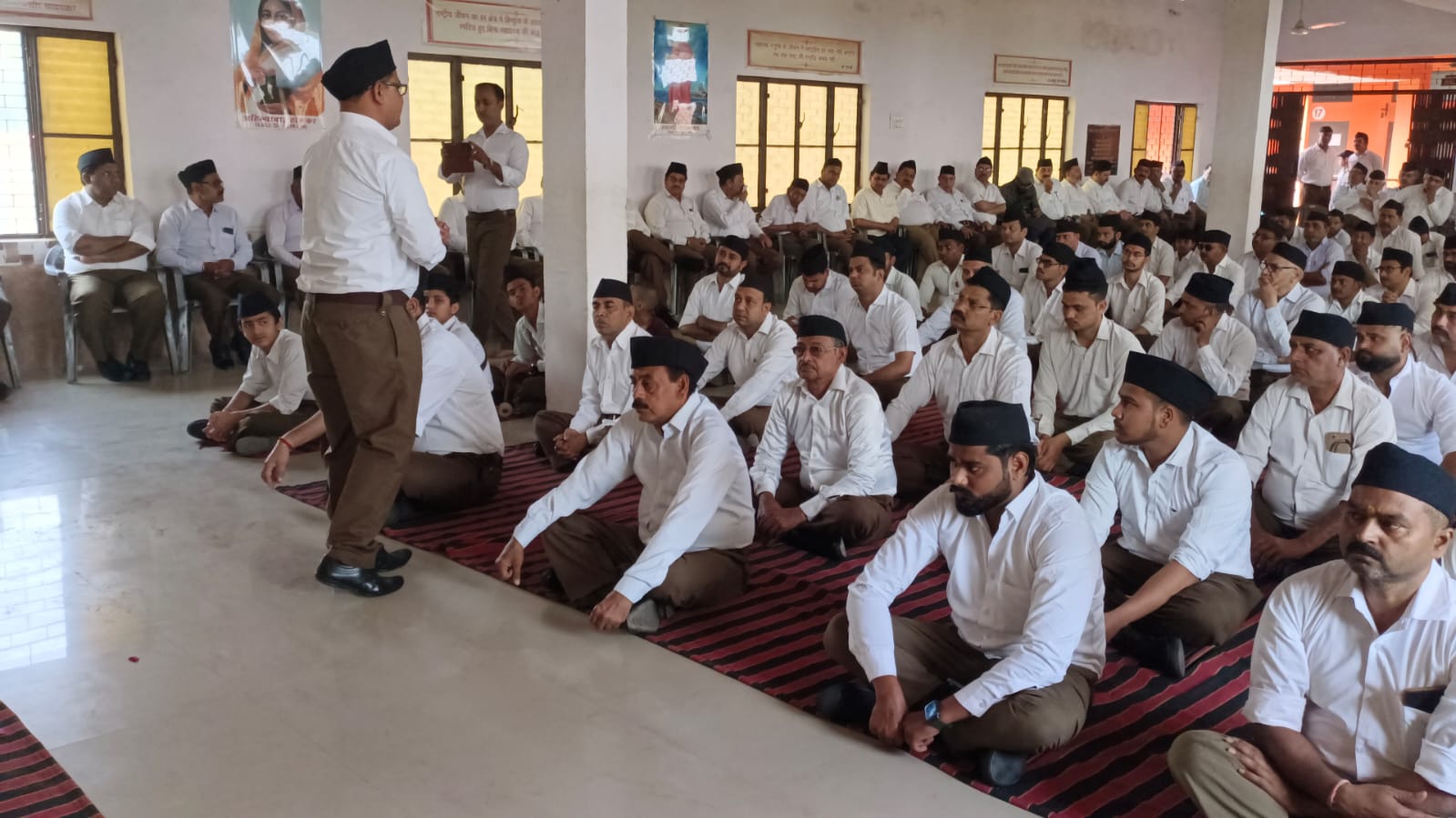 हाथरस में राष्ट्रीय स्वयंसेवक संघ ने मनाया वर्षप्रतिपदा उत्सव, राजनारायण सिंह बोले – विश्व मे भारत को श्रेष्ठ बनाने का लिये एकजुट होकर आगे बढ़ें