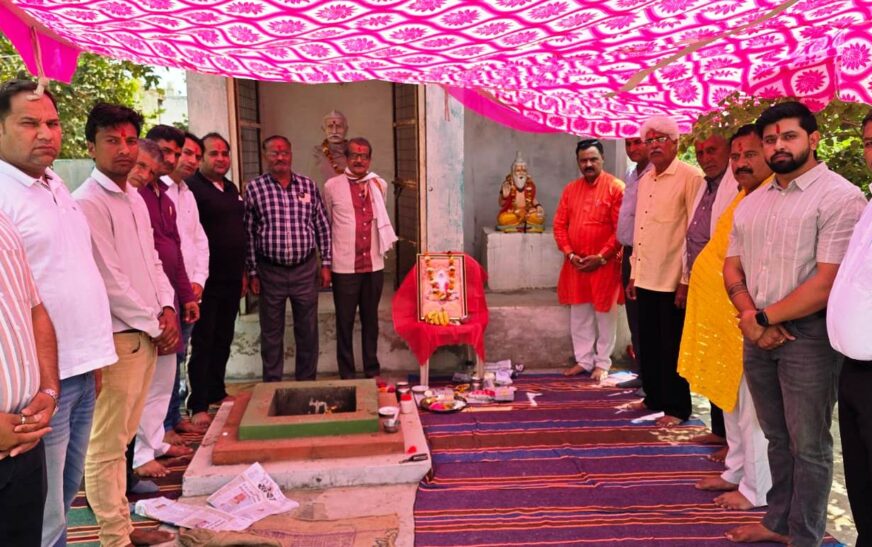 सादाबाद में महर्षि गौतम जयंती पर लोगों ने अर्पित की पुष्पांजलि, हवन में दी आहुतियां