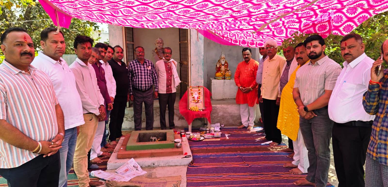 सादाबाद में महर्षि गौतम जयंती पर लोगों ने अर्पित की पुष्पांजलि, हवन में दी आहुतियां