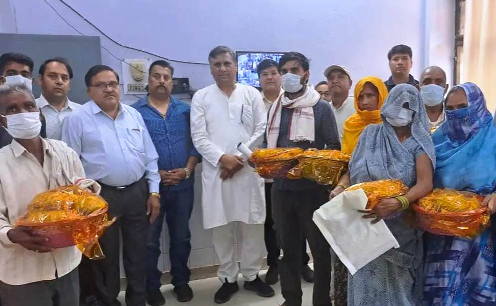 सादाबाद : शरीर की प्रतिरोधक क्षमता बढ़ाने वाला भोजन करें मरीज, सीएचसी पर टीबी उन्मूलन अभियान के तहत विधायक ने मरीजों को बांटी पोषण किट