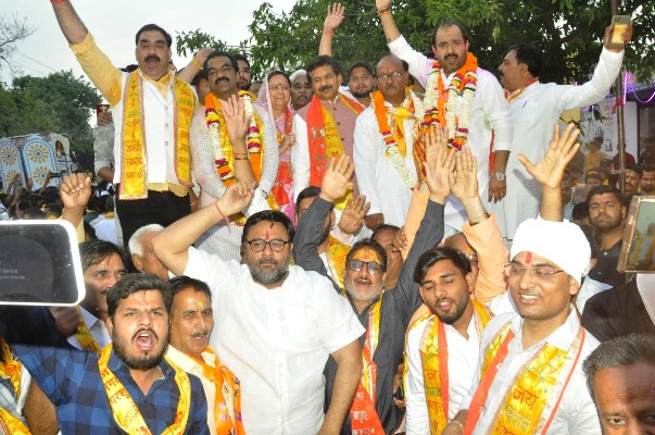 हाथरस में भगवान परशुराम की भव्य रथयात्रा में उमड़ा आस्था का सैलाब, कश्मीर से कन्याकुमारी तक की झांकियों ने मोहा मन, नौ काली और अठारह भैरव का भव्य प्रदर्शन, जगह-जगह पुष्पवर्षा कर हुआ स्वागत