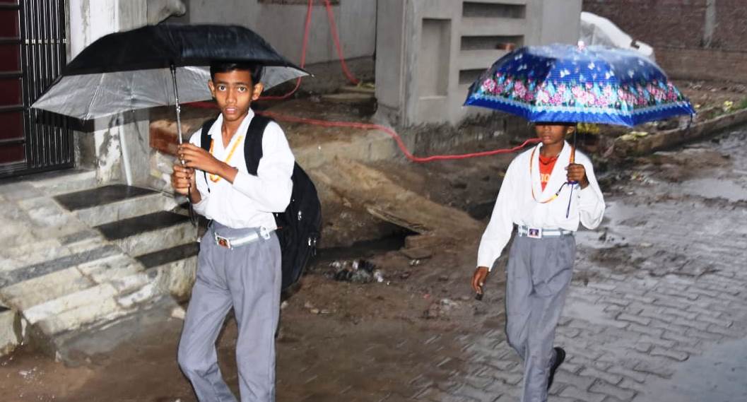 हाथरस में बारिश के साथ चली तेज हवाओं ने ढाया गेहूं और आलू पर कहर, तिरपाल लेकर खेतों की ओर दौड़े किसान, जलभराव से जनजीवन अस्त-व्यस्त