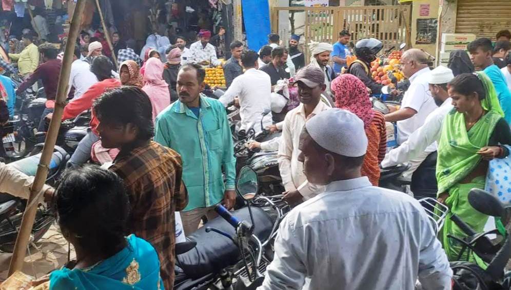 सादाबाद : ईद से पहले खरीदारों से गुलजार रहे बाजार, देर रात तक बाजारों में रही भीड़, दिन में बनी रही जाम जैसी स्थिति