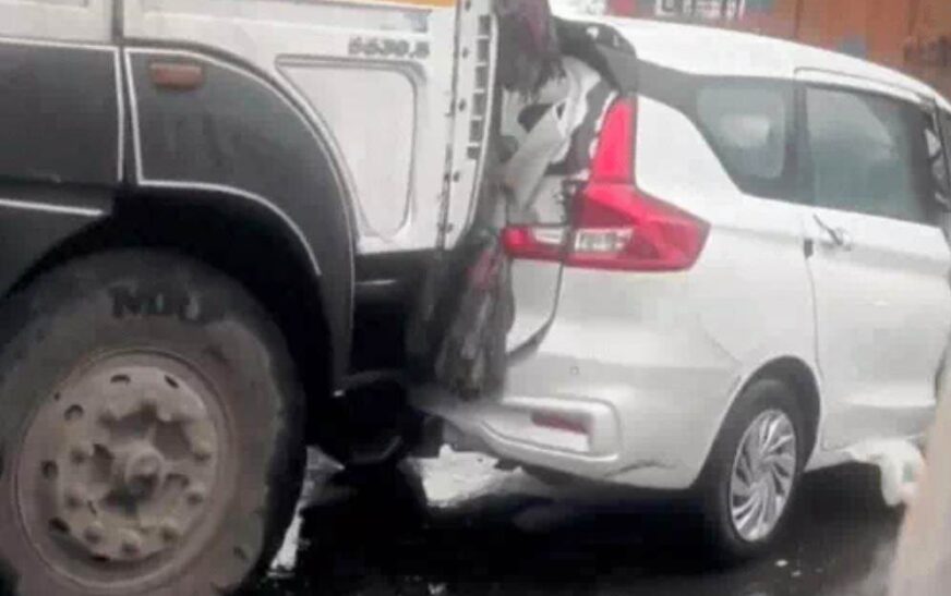 सादाबाद : बारिश के कारण फिसलन से टकराए वाहन, कोल्ड स्टोर सामने हुई दुर्घटना में कई लोगों को आई मामूली चोटें