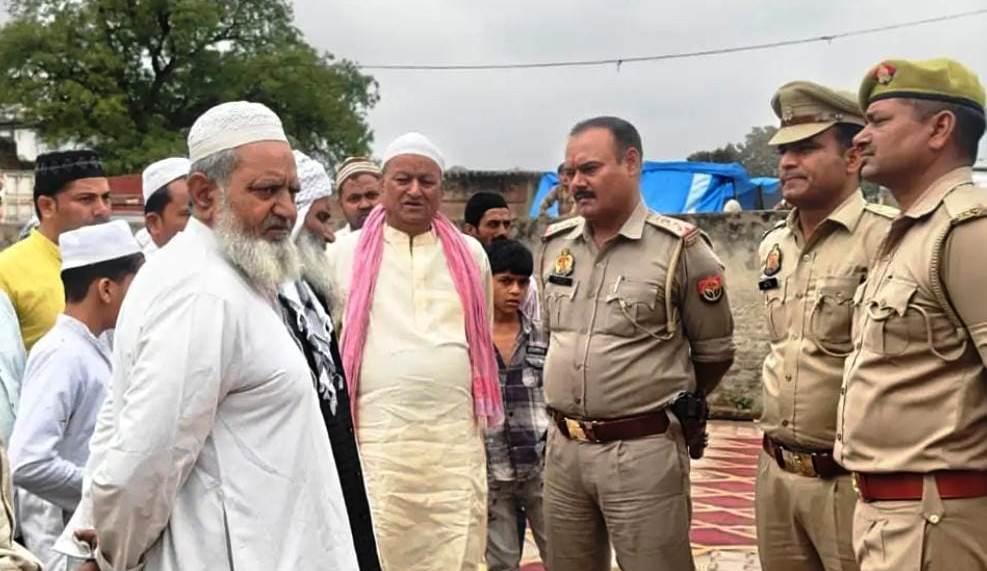 सादाबाद : पुलिस सुरक्षा के साथ हुई अलविदा जुमे की नमाज, कल शनिवार को मनाई जायेगी ईद, प्रशासन सतर्क