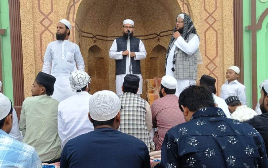 हाथरस की ईदगाह में कड़ी सुरक्षा में अदा हुई नमाज, मुल्क की खुशहाली के लिए उठे हजारों हाथ, गले मिलकर एक-दूसरे को दी ईद की मुबारकबाद