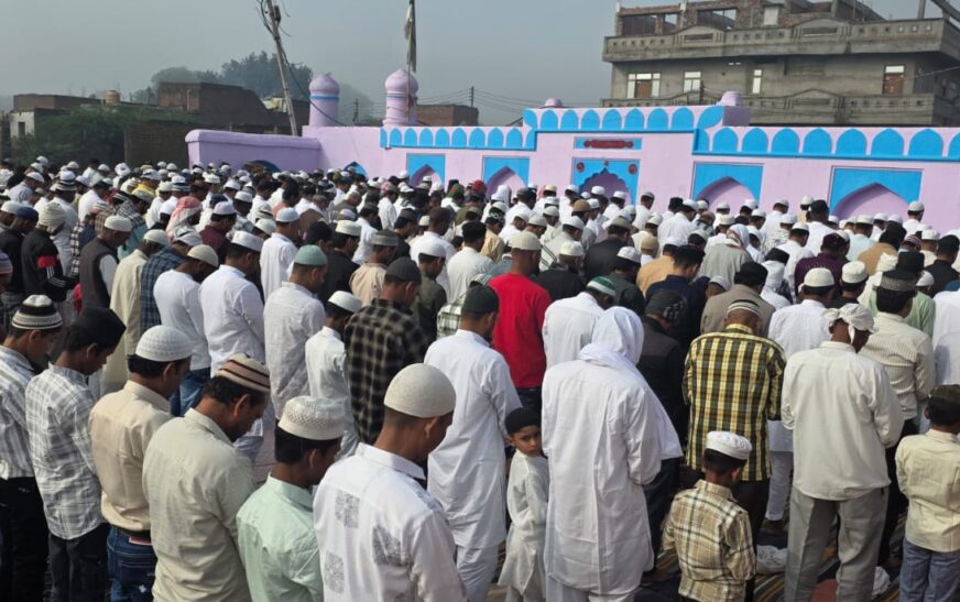 सादाबाद : खुदा के सजदे में झुके हजारों सिर, ईद-उल-फितर के मौके पर बड़ी संख्या में अकीदतमंदों ने अदा की नमाज