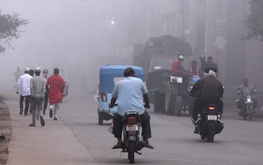 हाथरस में मौसम का यू-टर्न, कोहरे से विजिबिलिटी कम होने से थमी रफ्तार, तापमान में भी दर्ज हुई गिरावट