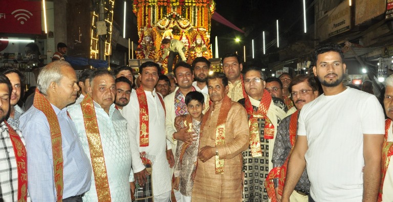 हाथरस में धूमधाम से निकली गणगौर शोभा यात्रा, जगह-जगह पुष्पवर्षा कर हुआ स्वागत, झांकियां रहीं आकर्षण का केंद्र