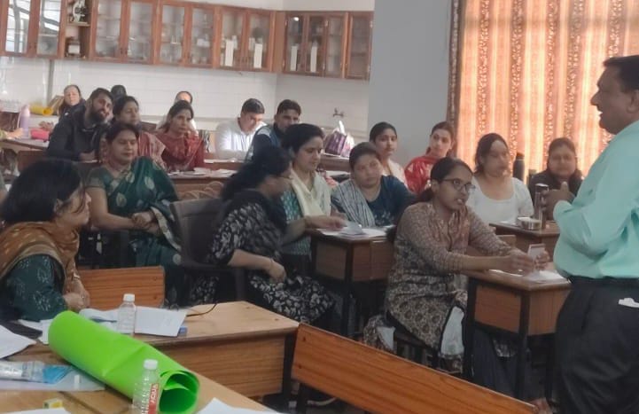 प्रिंसीपल विक्रम सिंह ने सीबीएसई बोर्ड के शिक्षकों को दिल्ली में दिया प्रशिक्षण