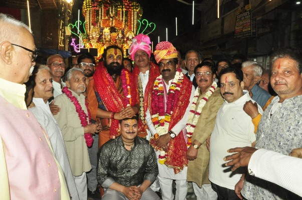 हाथरस में दूसरे दिन भी श्री गणगौर शोभायात्रा ने मचाई धूम, अखाडे में बच्चे में विभिन्न प्रकार के करतब दिखाए, बाज़ारों में उमड़ी भीड़, हुआ स्वागत