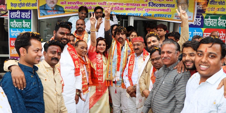 हाथरस में नगर अध्यक्ष व मनोनीत सभासदों का किया नागरिक अभिनंदन