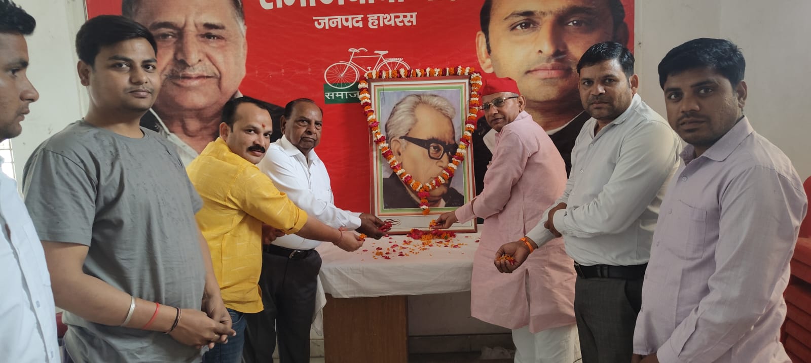 सपा कार्यालय में मनाई गई डॉ. राम मनोहर लोहिया की जयंती, सिद्धांतों पर चलने का लिया संकल्प