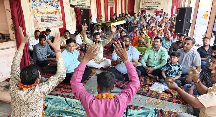 वृद्धाश्रम में निस्वार्थ सेवा संस्थान ने किया भजन-कीर्तन का आयोजन