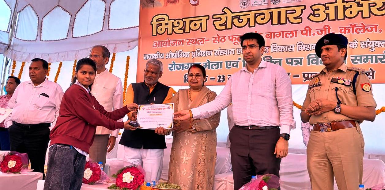 वृद्धाश्रम में निस्वार्थ सेवा संस्थान ने किया भजन-कीर्तन का आयोजन