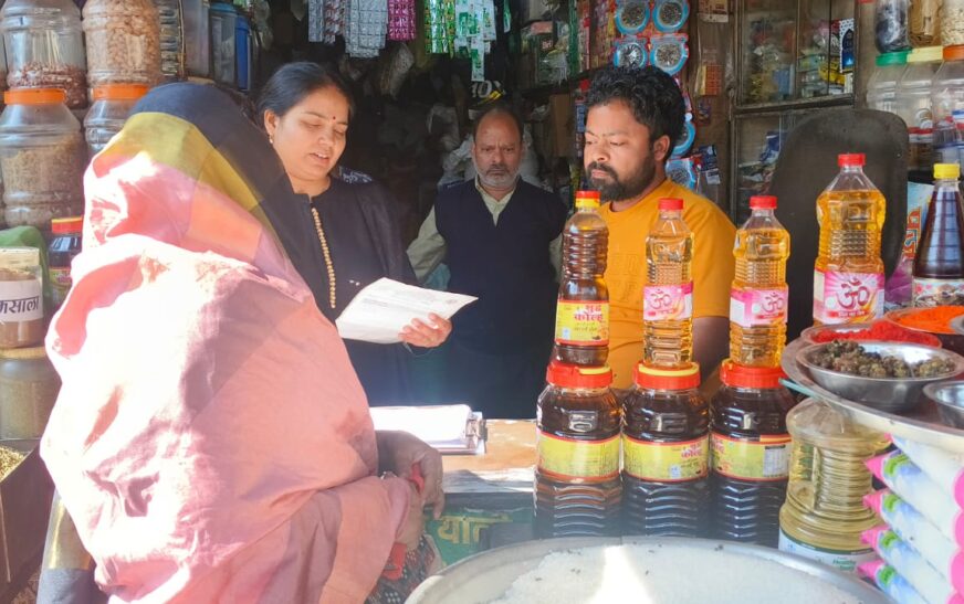 त्यौहारों पर मिलावटखोरों के विरुद्ध प्रशासन सख्त, हाथरस व सासनी में छापेमारी कर लिए नमूने