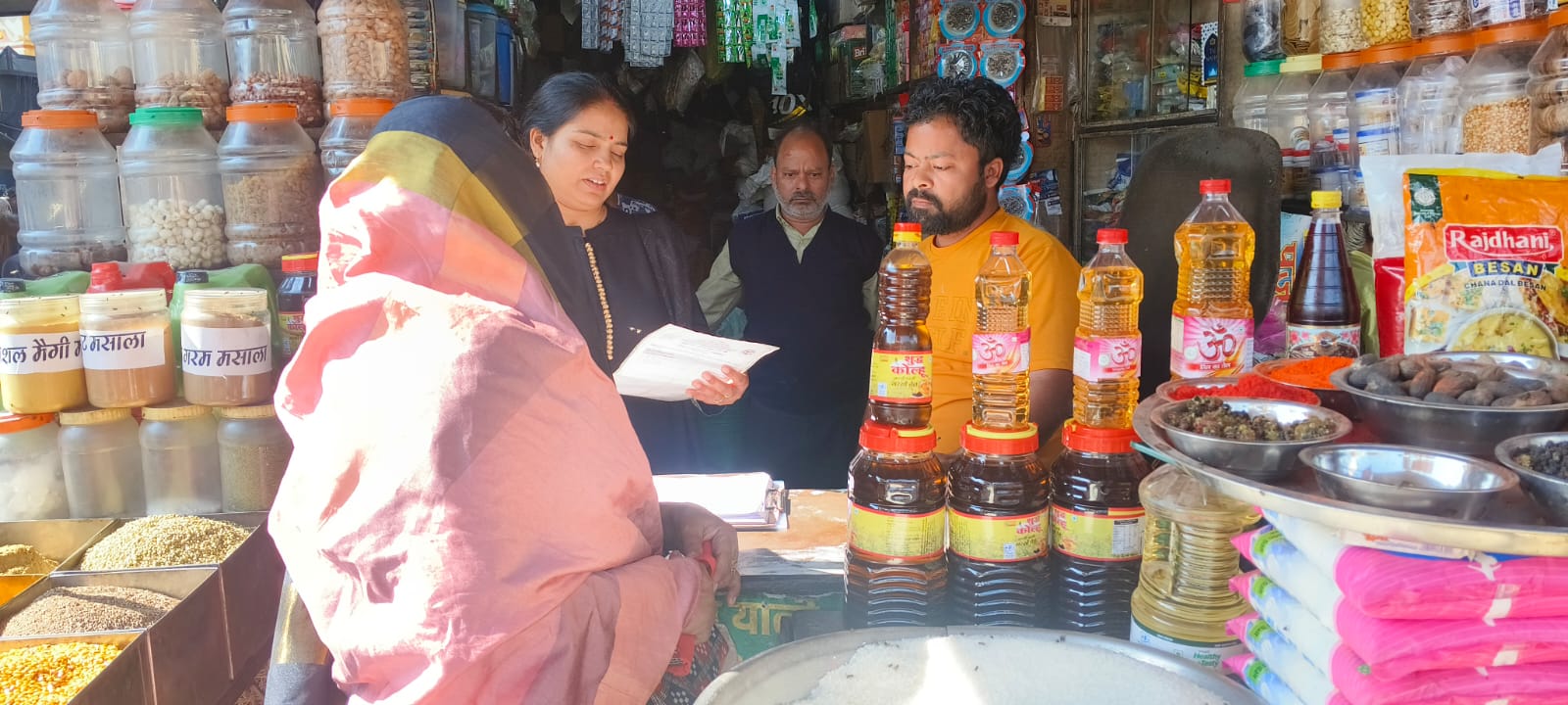 त्यौहारों पर मिलावटखोरों के विरुद्ध प्रशासन सख्त, हाथरस व सासनी में छापेमारी कर लिए नमूने