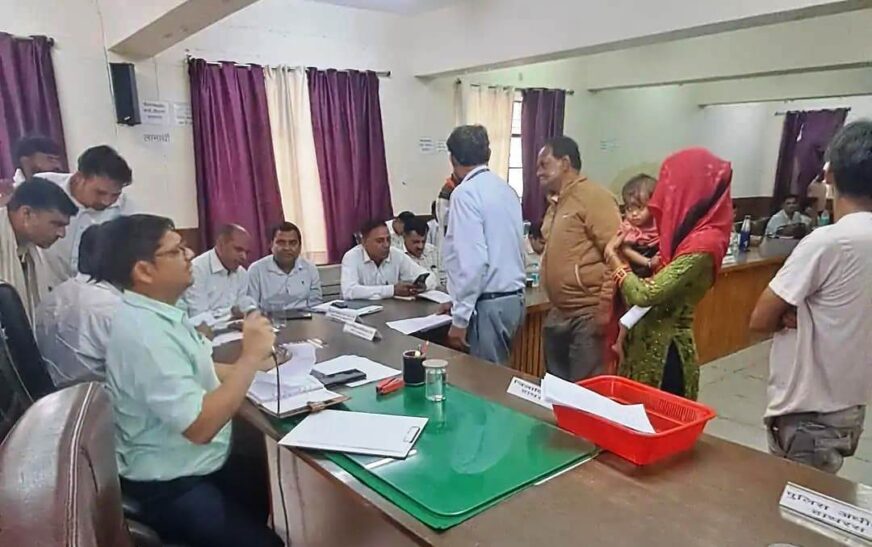 सादाबाद : समाधान दिवस में आई 18 शिकायतें, डीएम नहीं पहुंचे, एसडीएम ने सुनी शिकायतें।