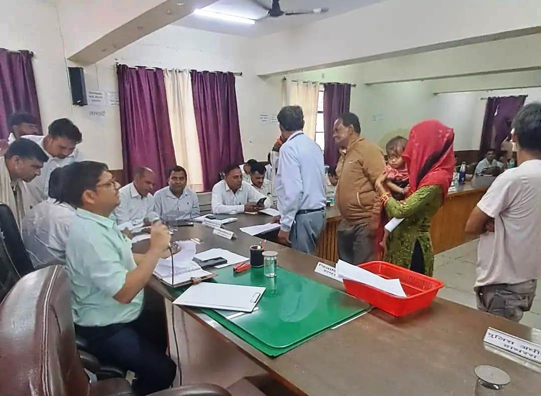 सादाबाद : समाधान दिवस में आई 18 शिकायतें, डीएम नहीं पहुंचे, एसडीएम ने सुनी शिकायतें।