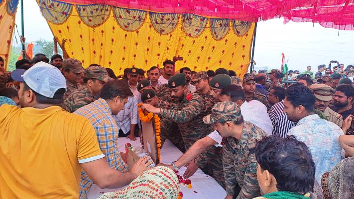 सात महीने बाद अग्निवीर सचिन पोनियां को मिला शहीद का दर्जा, उत्तराखंड आपदा में हुए थे लापता, मुरसान के गांव करील में बटालियन ने दी अंतिम सलामी, पिता बोले – बेटे के बलिदान पर गर्व