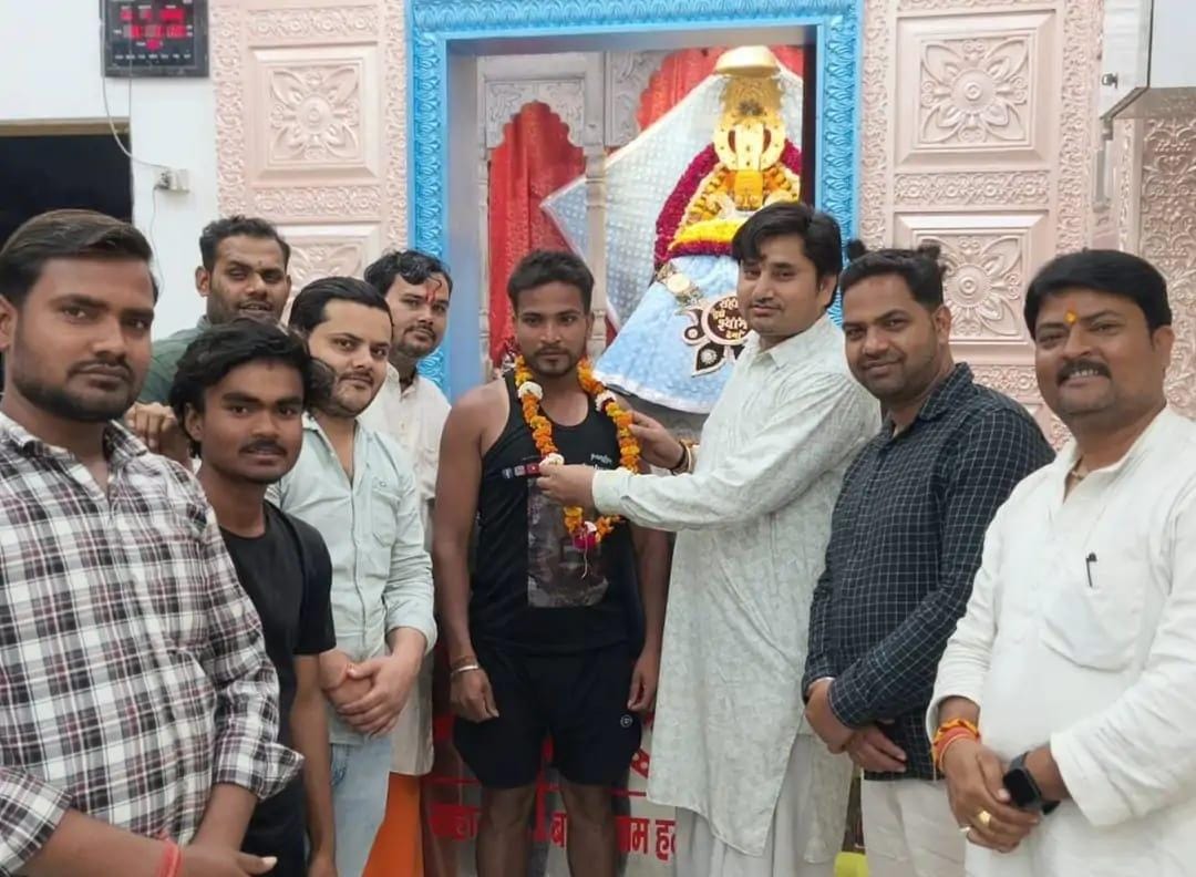 पैदल यात्रा कर लौटे भक्त का स्वागत, सादाबाद के पहलवान ने 11 दिन में पूरी की खाटू श्याम की यात्रा