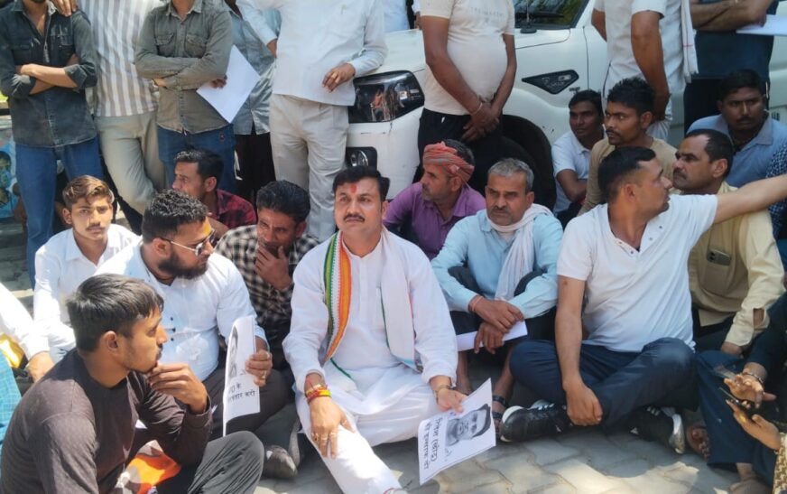 हत्या के आरोपियों की गिरफ्तारी की मांग को लेकर धरना